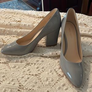 Nine West Grey Chunky Block Heel Pumps Like New Size 6, Patent Leather 3.5” heel